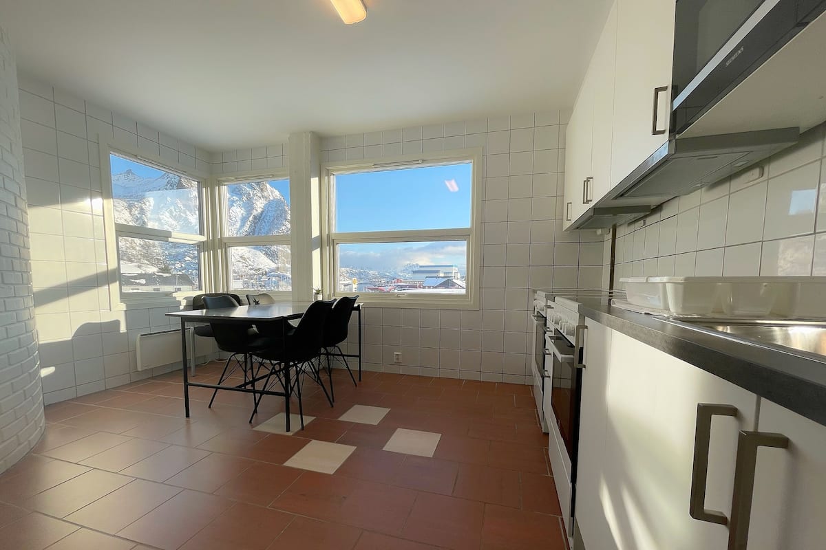 Uydu yayını kanalları bulunan 43 inç düz ekran televizyon, televizyon