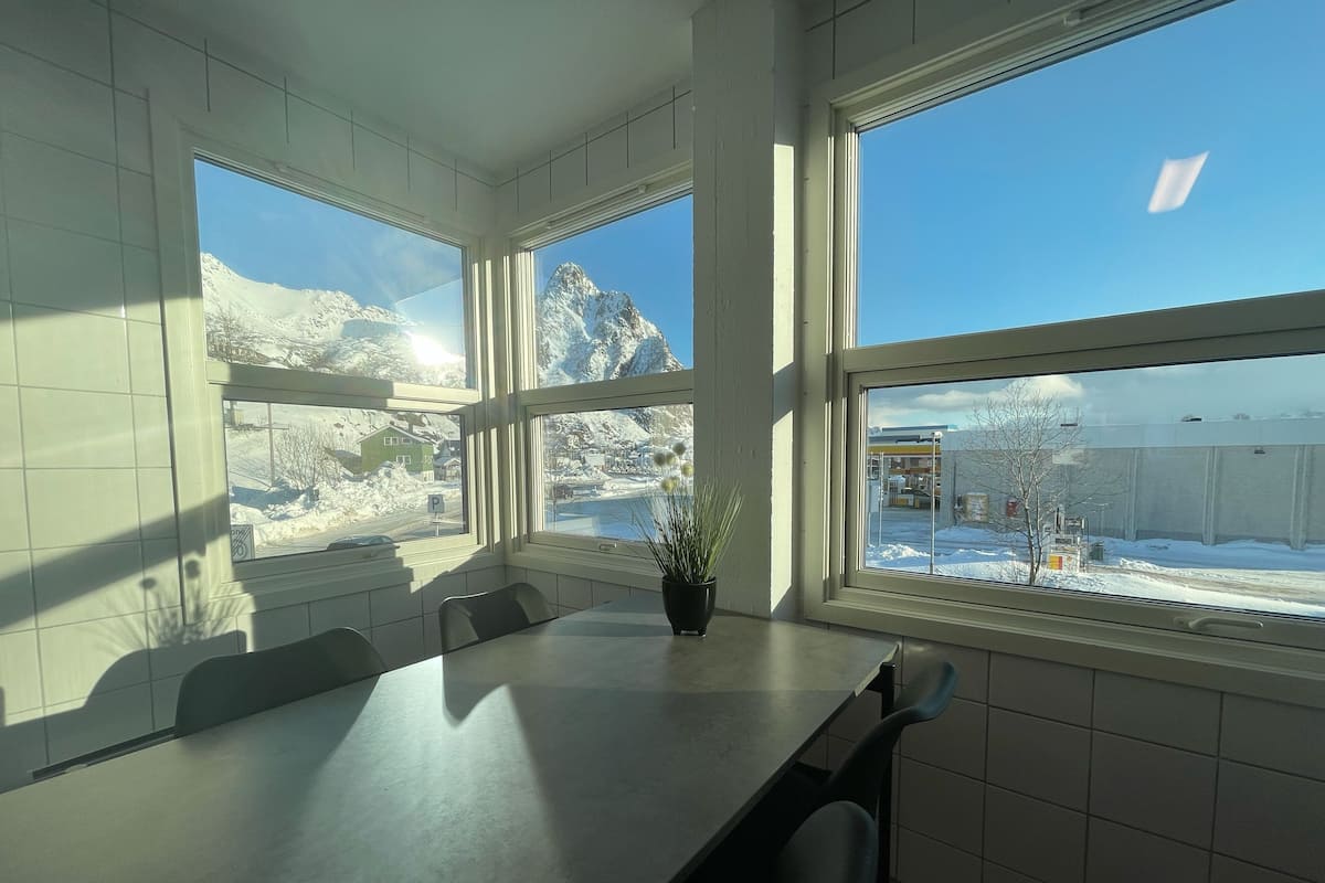 Uydu yayını kanalları bulunan 43 inç düz ekran televizyon, televizyon