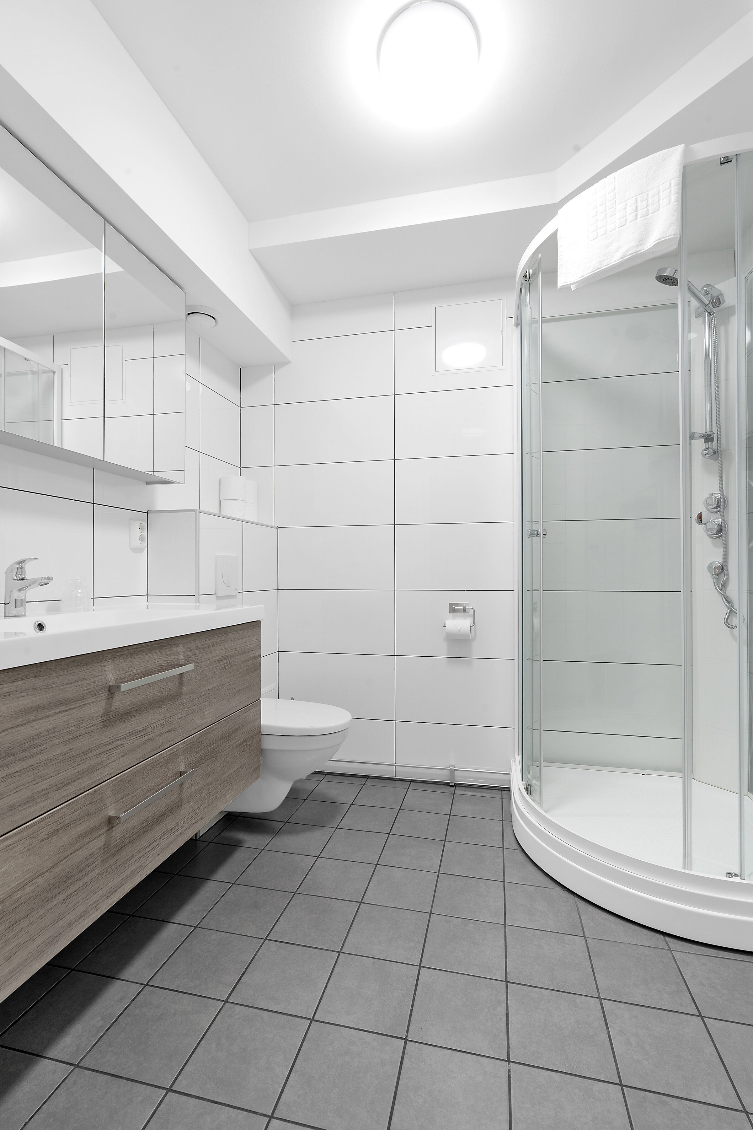 Standard Double or Twin Room, 2 Single Beds, Non Smoking | Bathroom | Shower, towels