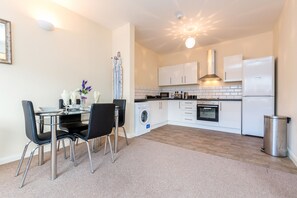 Appartement | Cuisine privée | Réfrigérateur, four à micro-ondes, un four, surface de cuisson