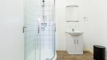 Apartment | Bathroom | Separate bathtub and shower, free toiletries, hair dryer, towels