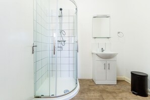 Appartement | Salle de bain | Baignoire et douche séparées, articles de toilette (gratuits)