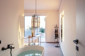 Vila luxo, 3 quartos, vista para o mar | Banheiro | Chuveiro/banheira combinados, banheira de hidromassagem