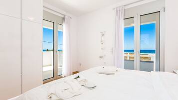 Ropa de cama de alta calidad y caja de seguridad en la habitación