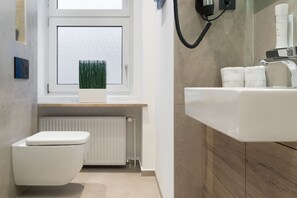 Ducha, artículos de tocador gratuitos, secador de pelo, toallas