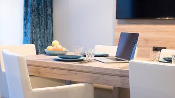 Apartment, 3 Schlafzimmer | Essbereich im Zimmer