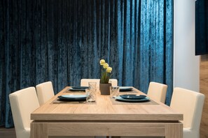 Apartment, 3 Bedrooms | In-room dining