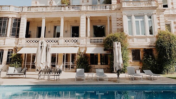 A large, ornate building with a swimming pool in front. - La Villa Guy & Spa - Teritoria (Béziers)