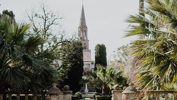 Kolam renang outdoor, dengan payung kolam renang dan kursi berjemur