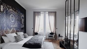 Phòng đôi Deluxe | Bộ đồ giường cao cấp, nệm có lớp đệm bông, két bảo mật tại phòng