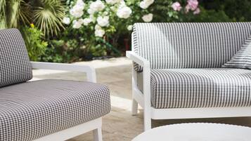 Piscine extérieure, parasols de plage, chaises longues
