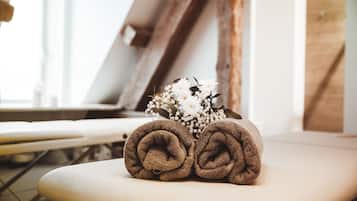 Couples treatment rooms, sauna, hot tub, steam room, Turkish bath