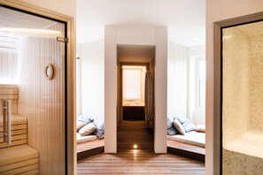 Couples treatment room(s), sauna, hot tub, steam room