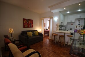Apartamento standard, 1 quarto | Sala de estar