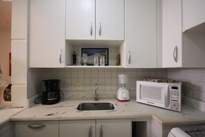 Standard Apartment, 1 Bedroom | Private kitchen | Fridge, microwave, coffee/tea maker - GoHouse Albuquerque 305 (Rio de Janeiro)