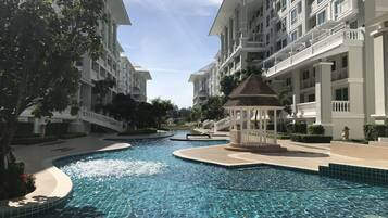 Hồ bơi ngoài trời, ghế dài tắm nắng