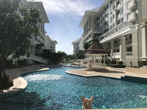Piscina externa, espreguiçadeiras