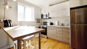 Studiosuite – deluxe, 1 queensize-seng, kjøkken | Eget kjøkken | Kaffetrakter/tekoker, kjøleskap, mikrobølgeovn og ovn