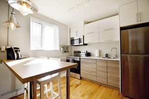 Studiosvit Deluxe - 1 queensize-säng - kök | Eget kök | Kylskåp, mikrovågsugn, ugn och spishäll