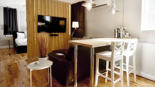 Studiosuite – deluxe, 1 queensize-seng, kjøkken | Oppholdsområde | Flatskjerm-TV