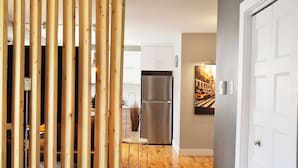 Studiosuite – deluxe, 1 queensize-seng, kjøkken | Oppholdsområde | Flatskjerm-TV