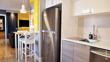 Deluxe Suite, 1 Queen Bed with Sofa bed, Kitchen | Private kitchen