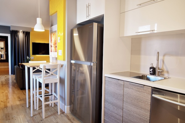 Deluxe Suite, 1 Queen Bed with Sofa bed, Kitchen | Private kitchen | Fridge, microwave, oven, stovetop