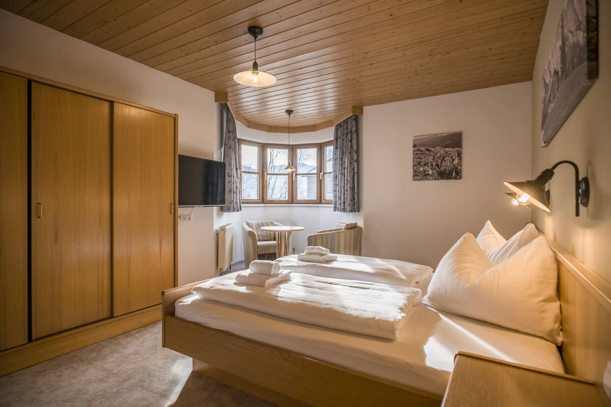 basic double room | desk, free cots/infant beds, free wifi