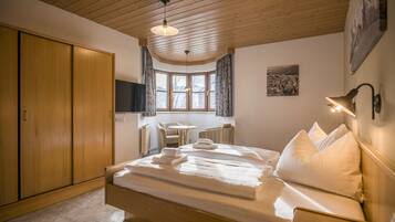 Basic-Doppelzimmer | Schreibtisch, kostenlose Babybetten, kostenloses WLAN