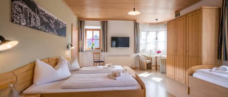 Basic Double Room | Desk, free cots/infant beds, free WiFi