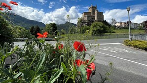 A castle on a hill with a road in the foreground. - B&B Verger Plein Soleil (Saint-Pierre)