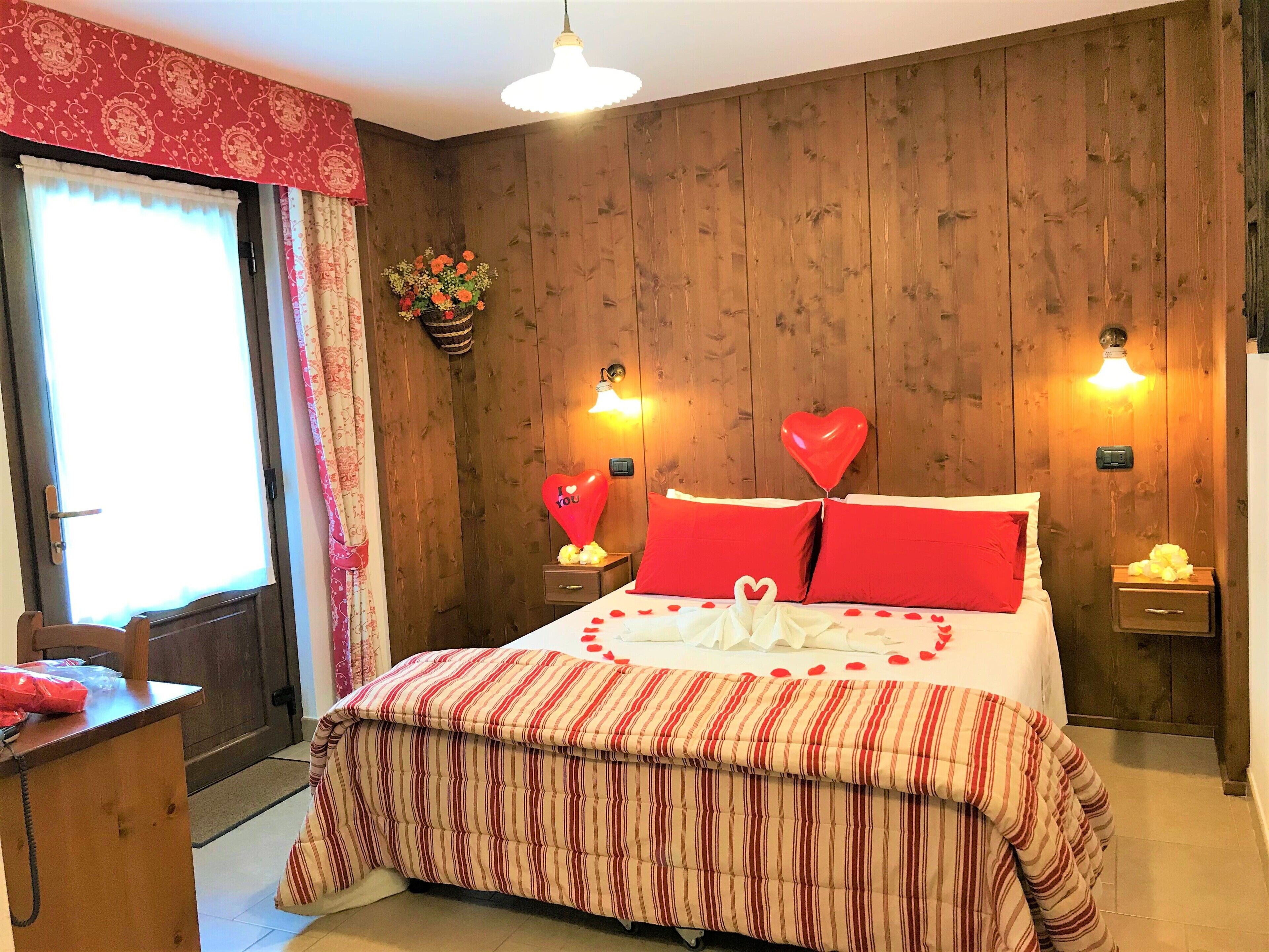 Basic-Zimmer, 1 Schlafzimmer, Blick auf den Innenhof | Betten mit Memory-Foam-Matratzen, Minibar, Zimmersafe, Schreibtisch