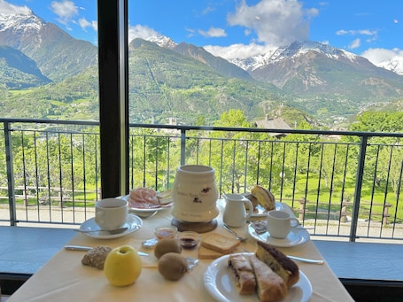 Free daily buffet breakfast