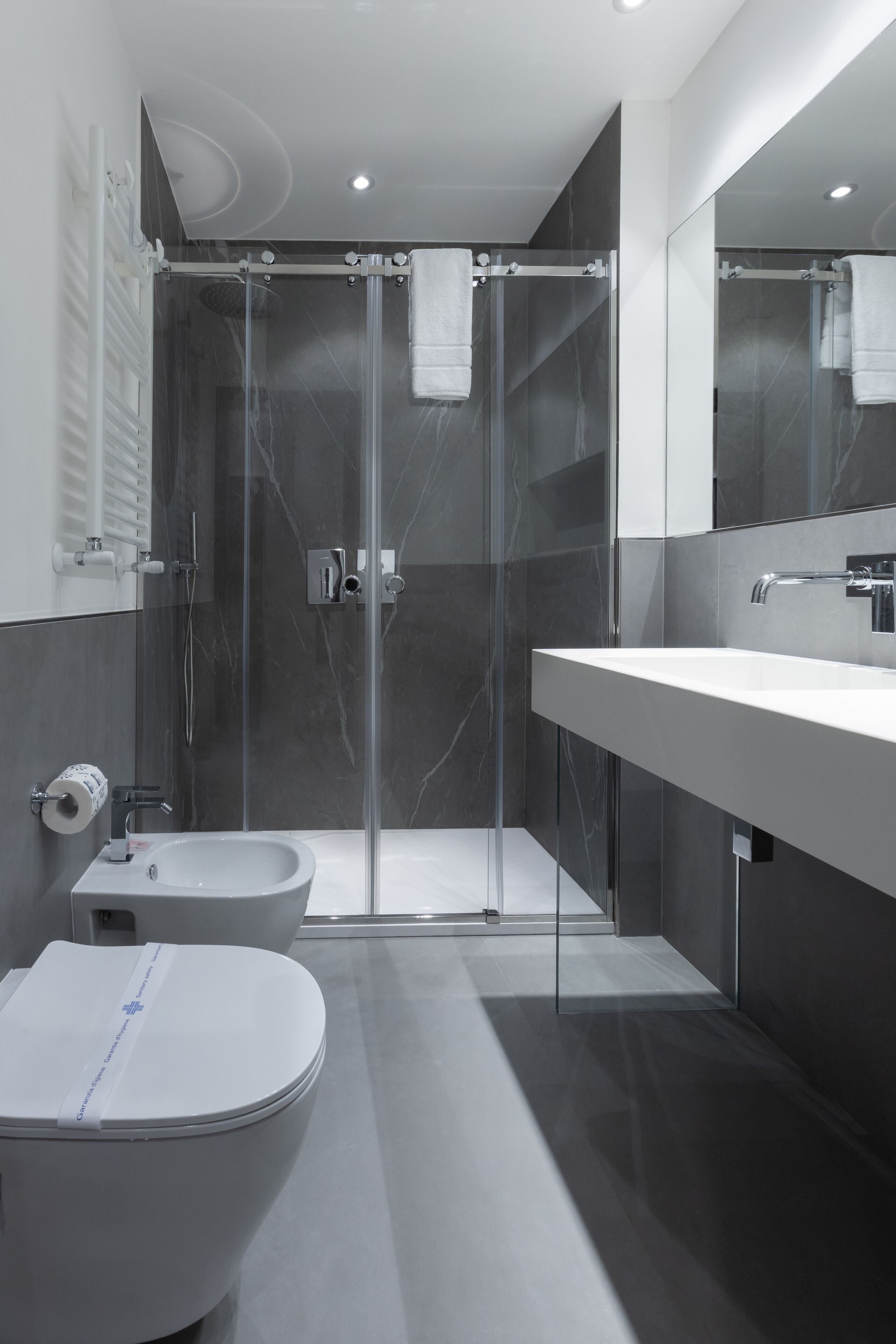 Design Room | Bathroom | Shower, free toiletries, hair dryer, slippers