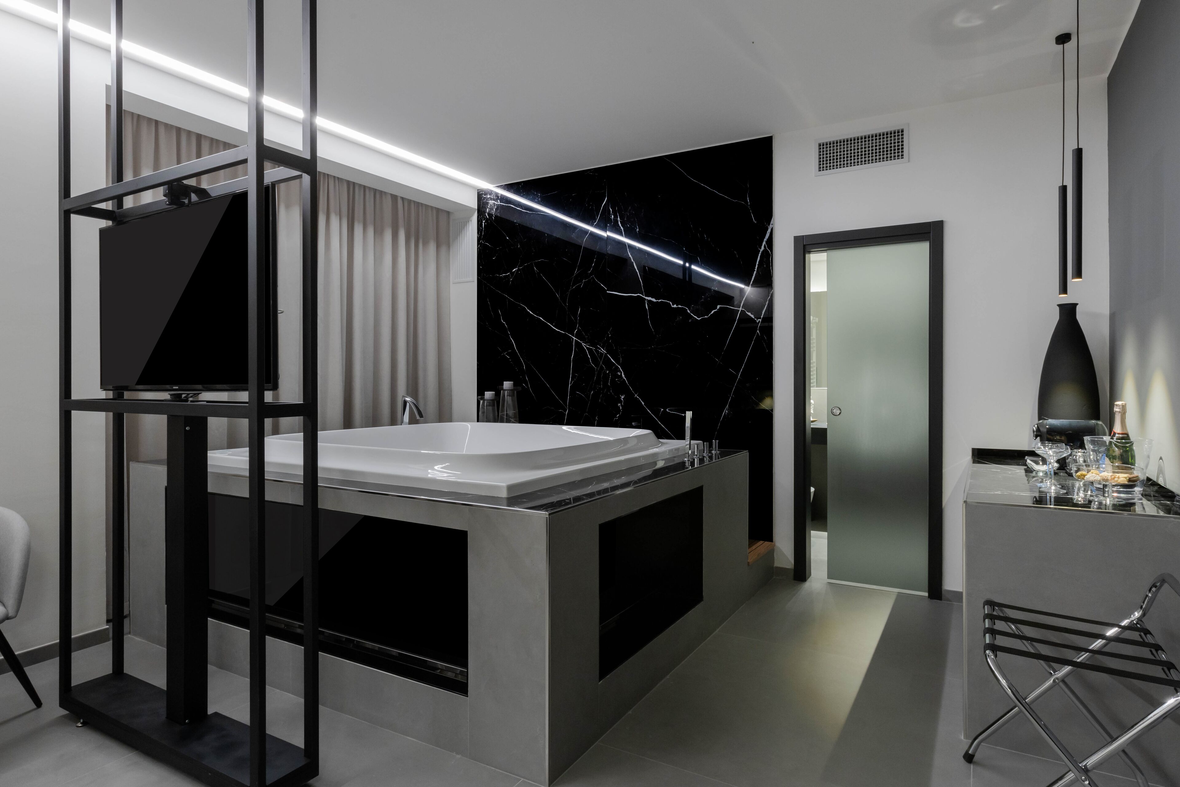 Suite de lujo, balcón, vistas a la ciudad | Bañera de hidromasaje privada