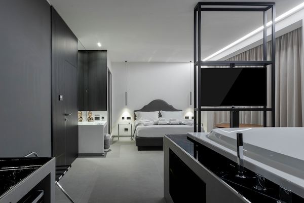 Luxury Suite, Balcony, City View | 1 bilik tidur, peralatan tempat tidur premium, bar mini, meja