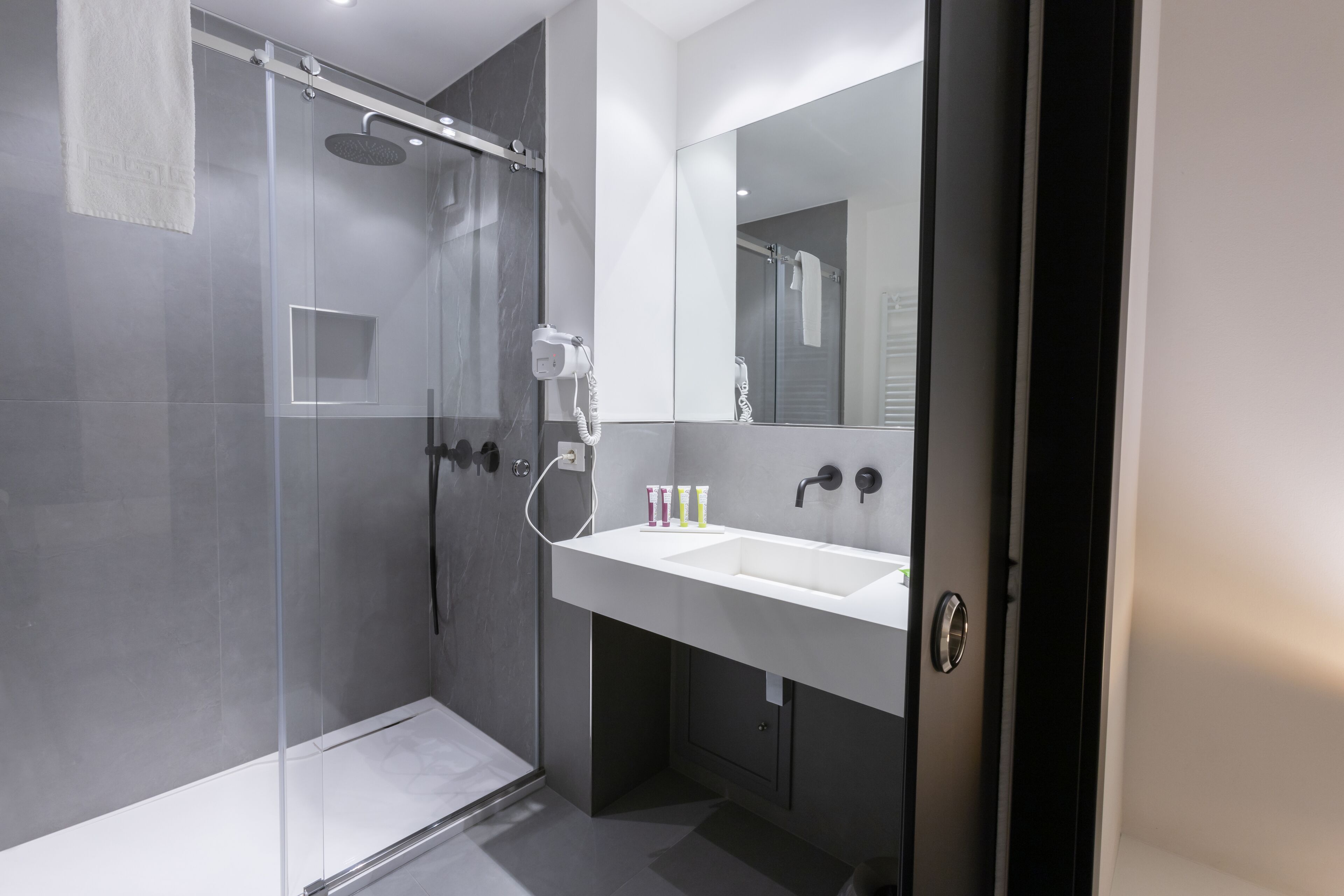 Basic Room | Bathroom | Shower, free toiletries, hair dryer, slippers