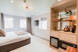 遮光布/窗簾、免費無線上網、床單