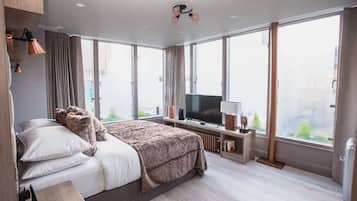 Penthouse | Blackout drapes, free WiFi, bed sheets