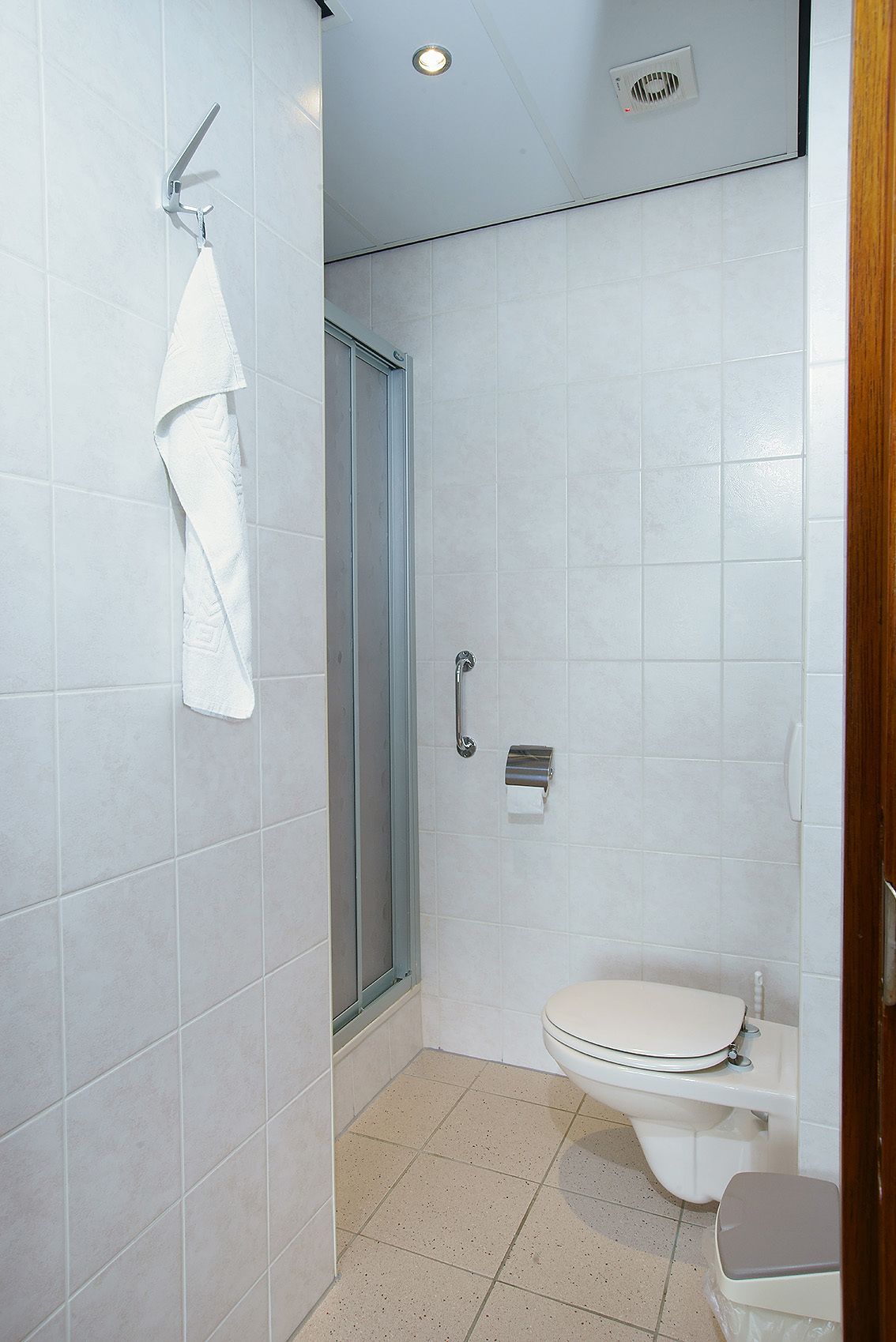 single room | bathroom | shower, free toiletries, hair dryer, towels