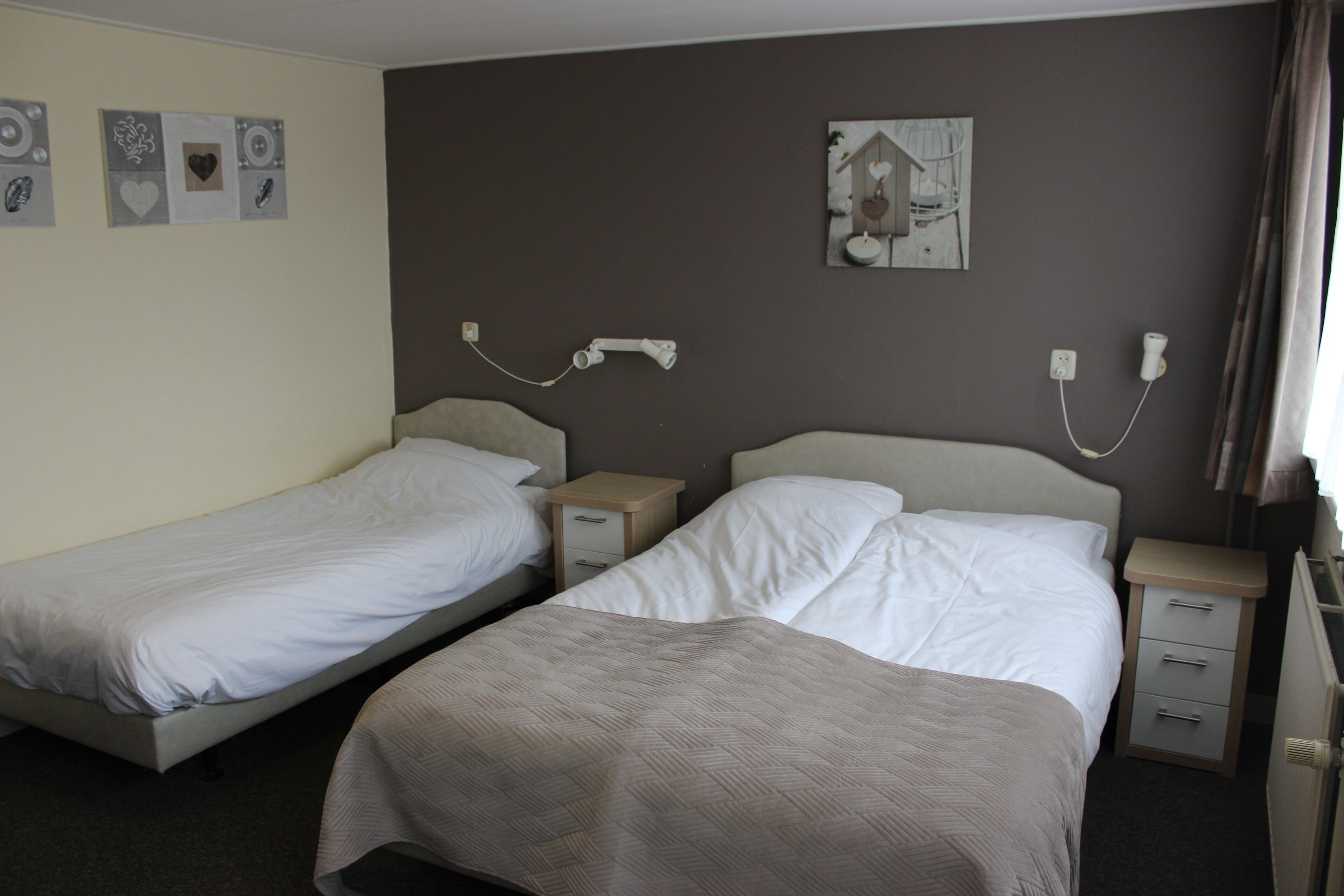 triple room | desk, cots/infant beds, free wifi, bed sheets