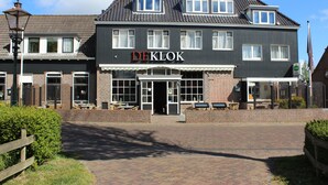 Een gebouw met twee verdiepingen, met een bord waarop 