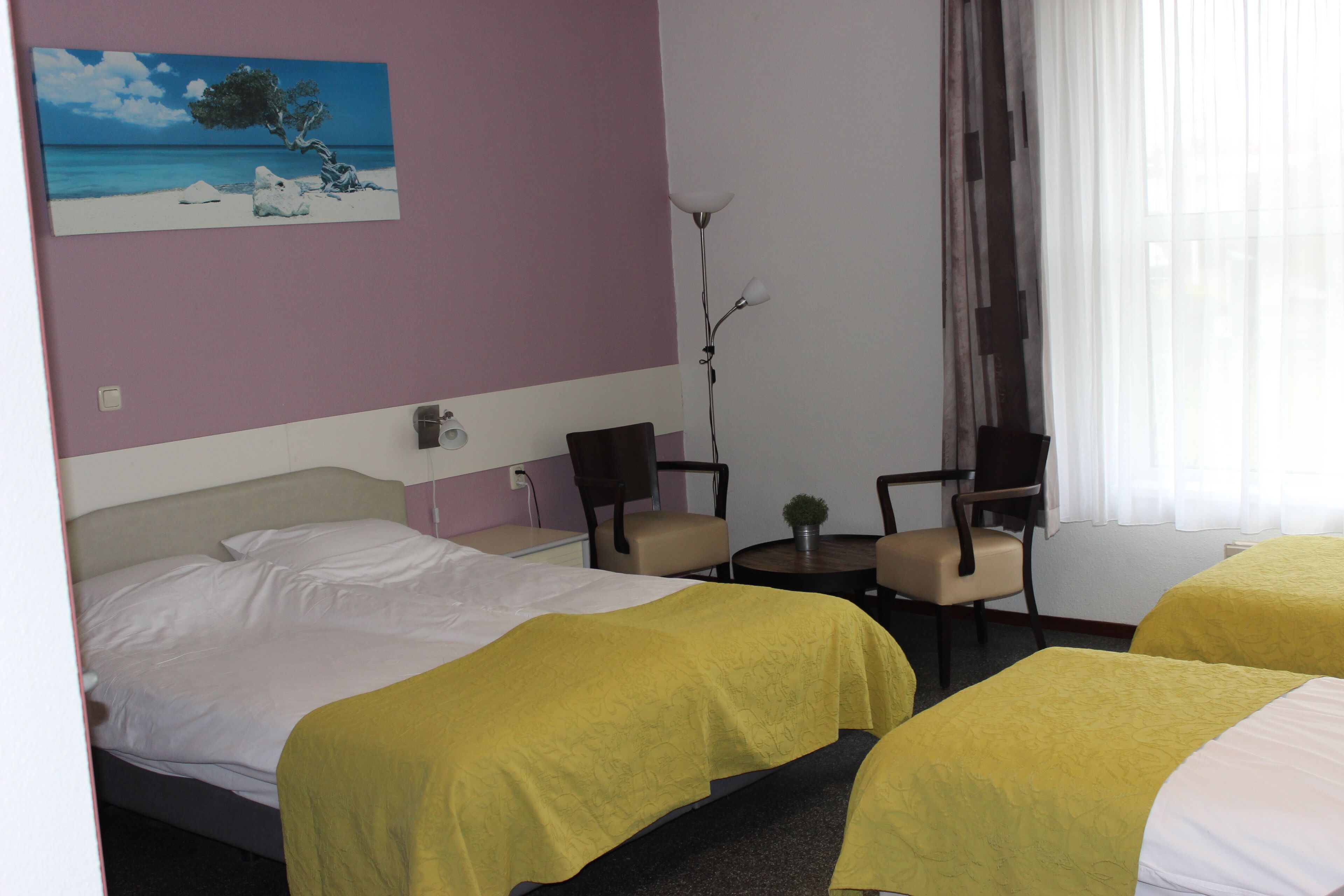 family room | desk, cots/infant beds, free wifi, bed sheets