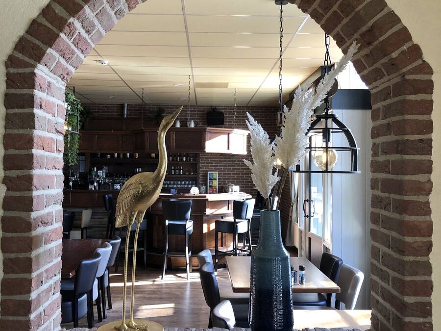 Serves breakfast, lunch and dinner