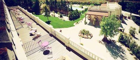 Une terrasse sur le toit avec des sièges extérieurs et une piscine.