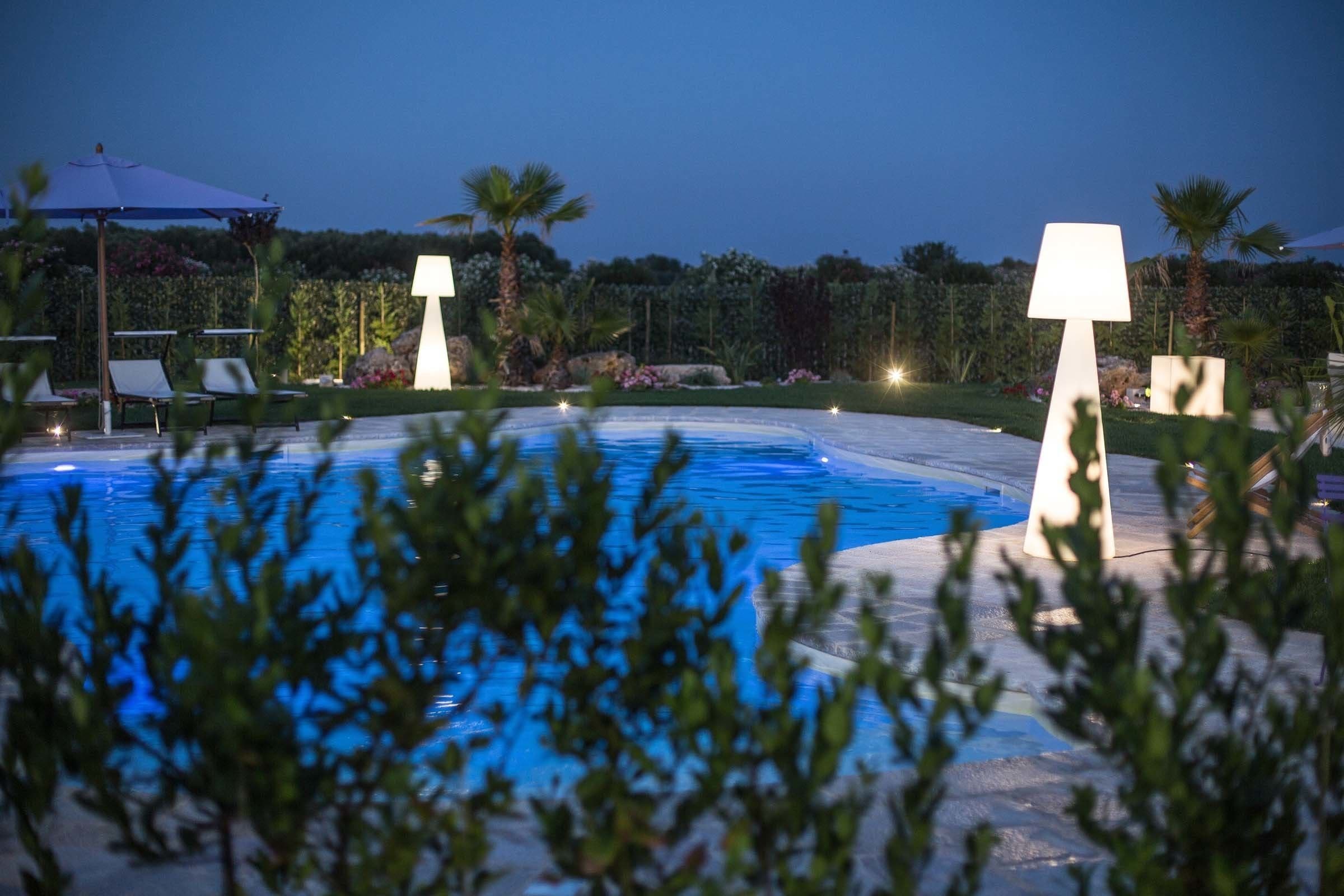 Una piscina al aire libre de temporada