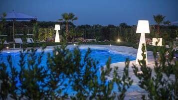 Una piscina al aire libre de temporada