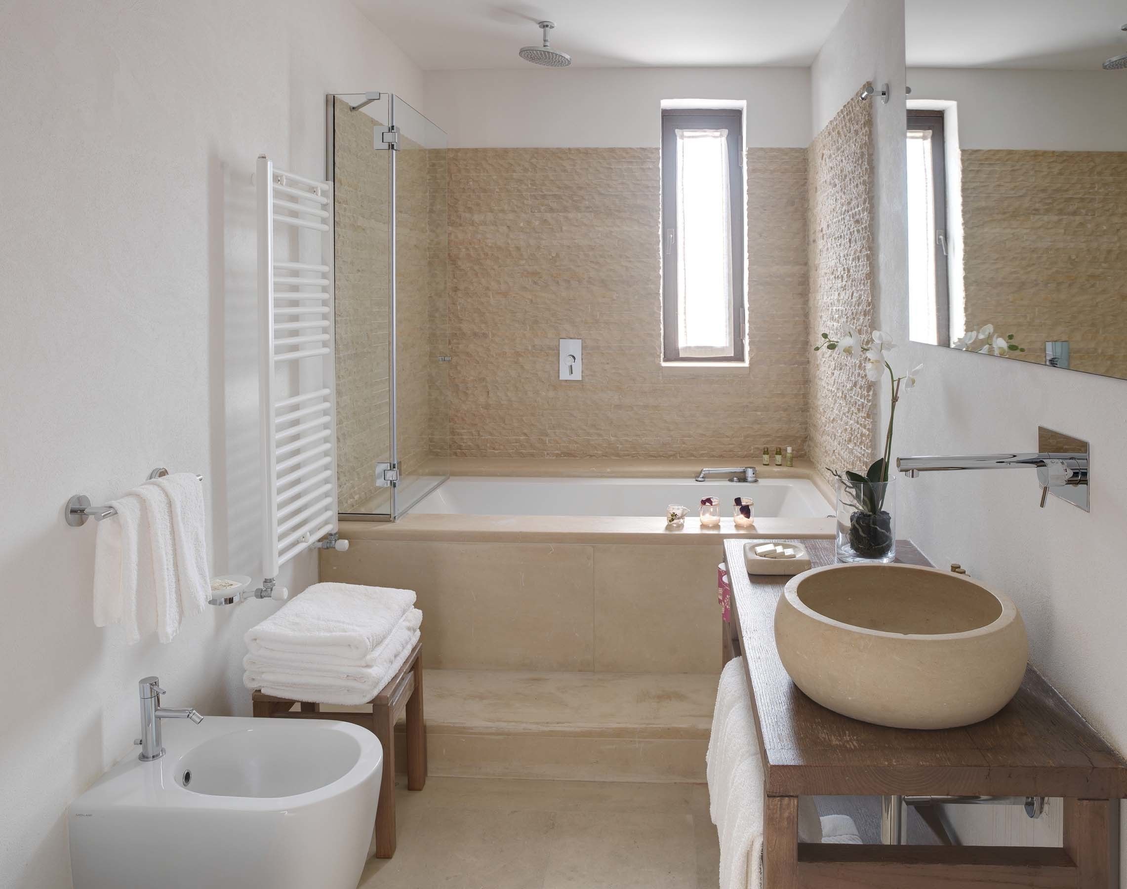 Un baño moderno con una bañera, un lavabo grande y un inodoro.
