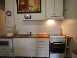 Departamento estándar, 1 habitación | Cocina privada | Refrigerador, microondas, horno y parrilla de estufa 