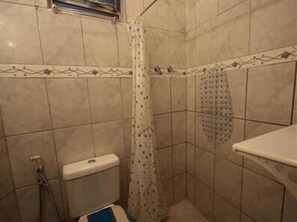 Standard-Apartment, 1 Schlafzimmer | Badezimmer | Dusche, Handtücher